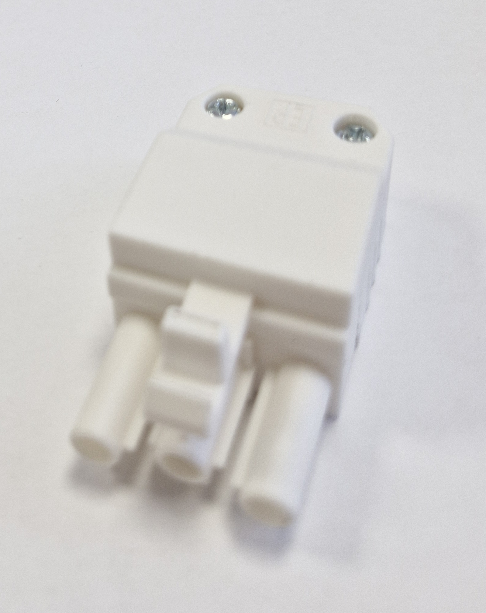 Коннектор трехполюсный для питания (250В, 16А, белый, мама)